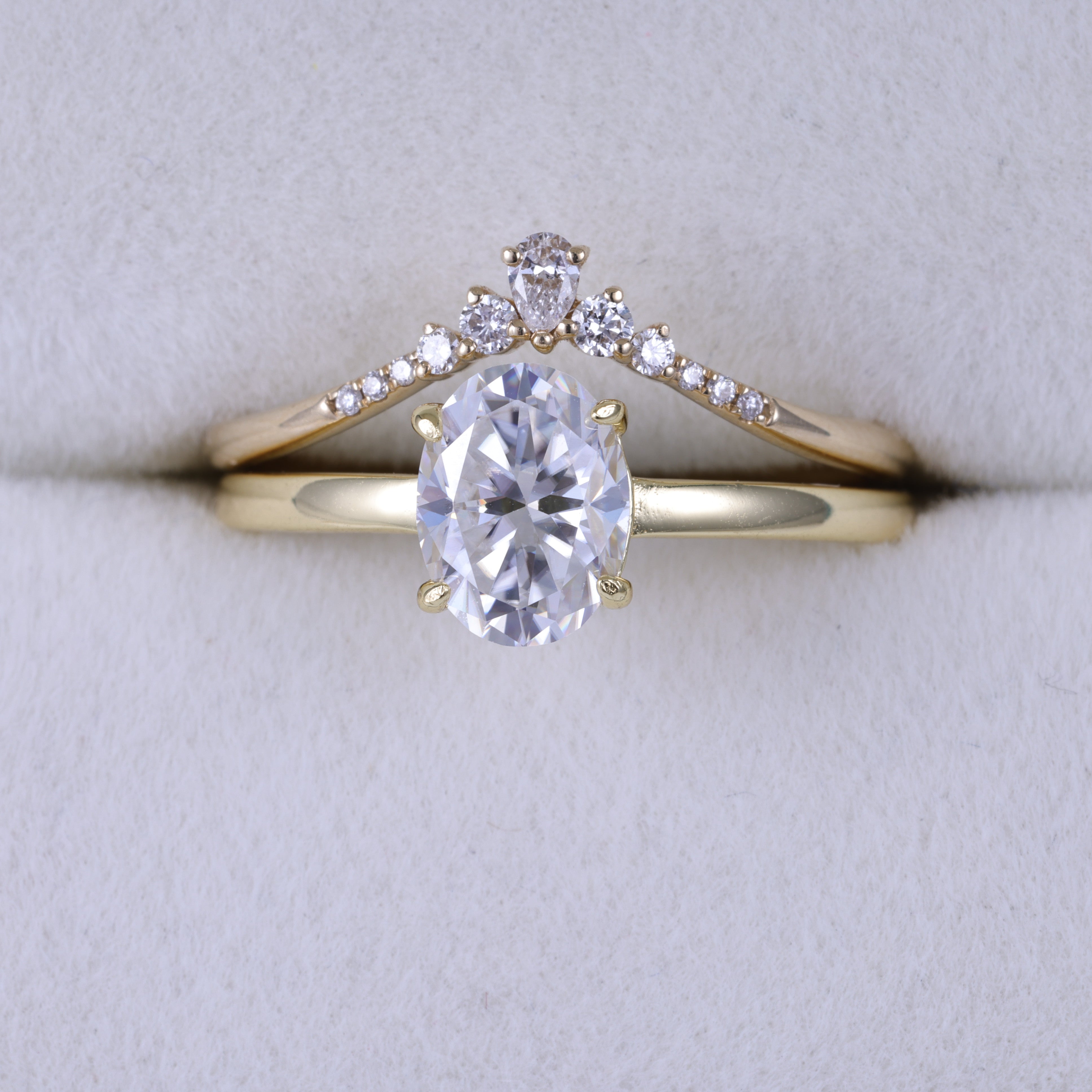 Oval Cut Moissanite Engagement Ring Bridal Set With Curved Band