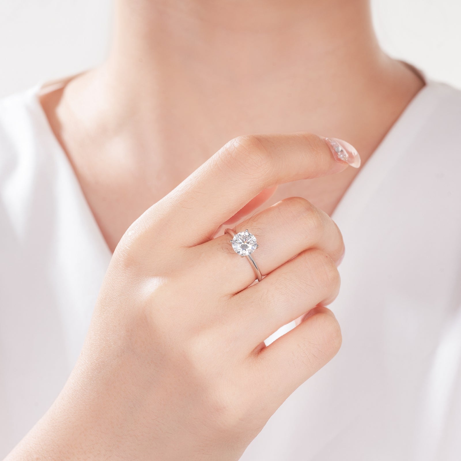 Round Cut Moissanite Engagement Ring